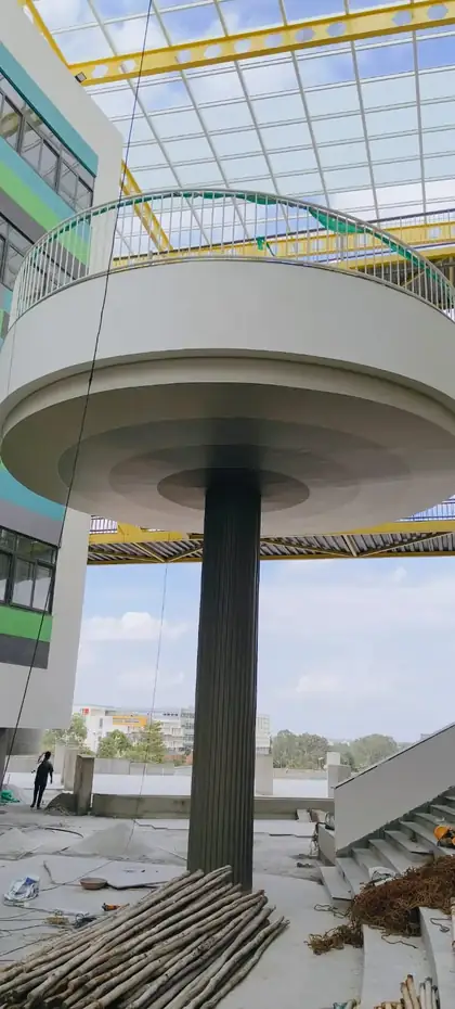 Column head under the atrium roof