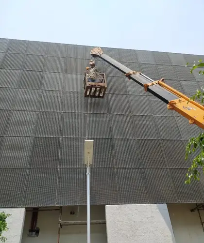 Perforated screen going up from a cradle